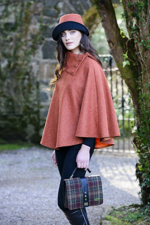 clodagh_poncho_71_fiona_801-1_60a925d9-7e6a-49ef-a32e-ba69e3dd293d.jpg